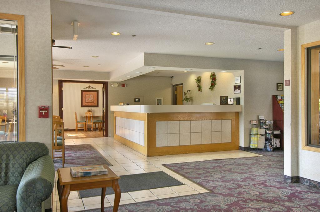 Baymont By Wyndham Muskegon Hotel Interior photo