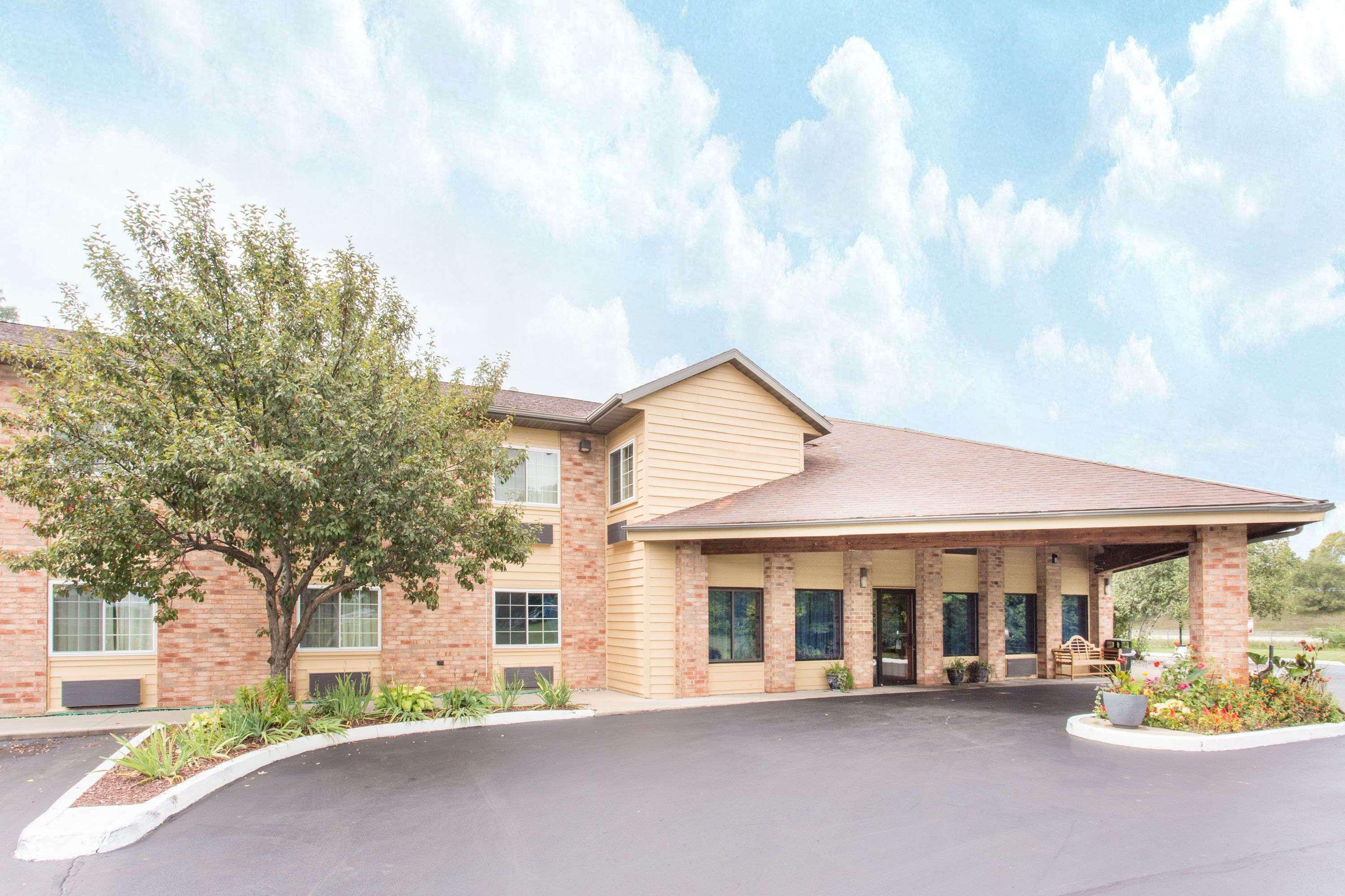 Baymont By Wyndham Muskegon Hotel Exterior photo