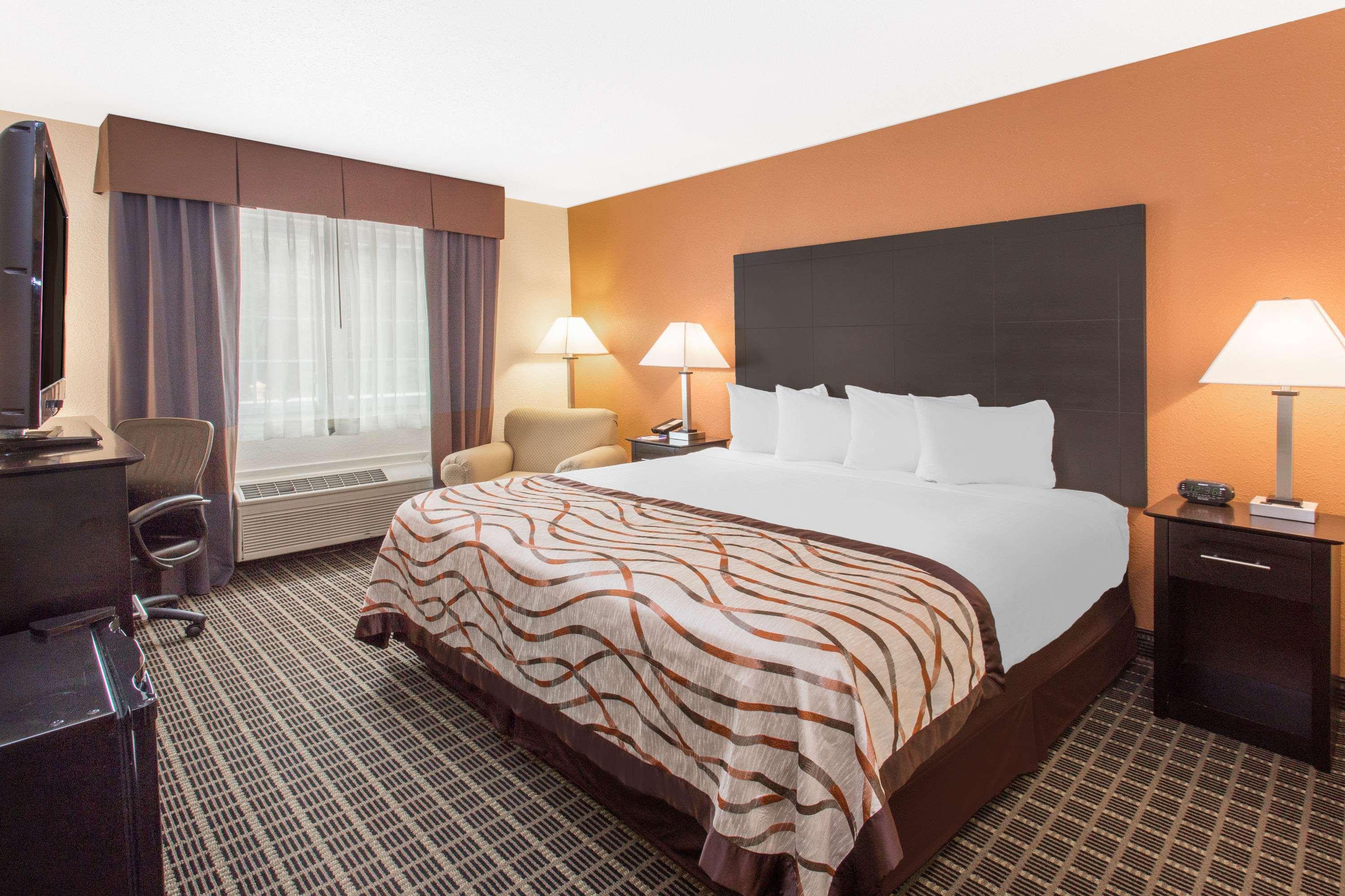 Baymont By Wyndham Muskegon Hotel Exterior photo