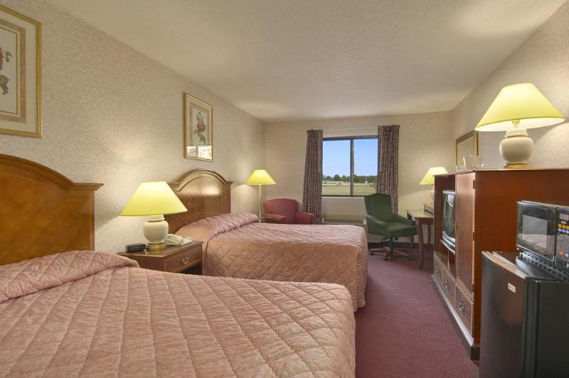 Baymont By Wyndham Muskegon Hotel Room photo