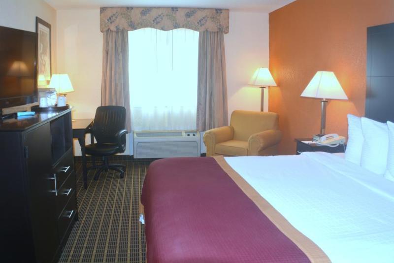 Baymont By Wyndham Muskegon Hotel Exterior photo