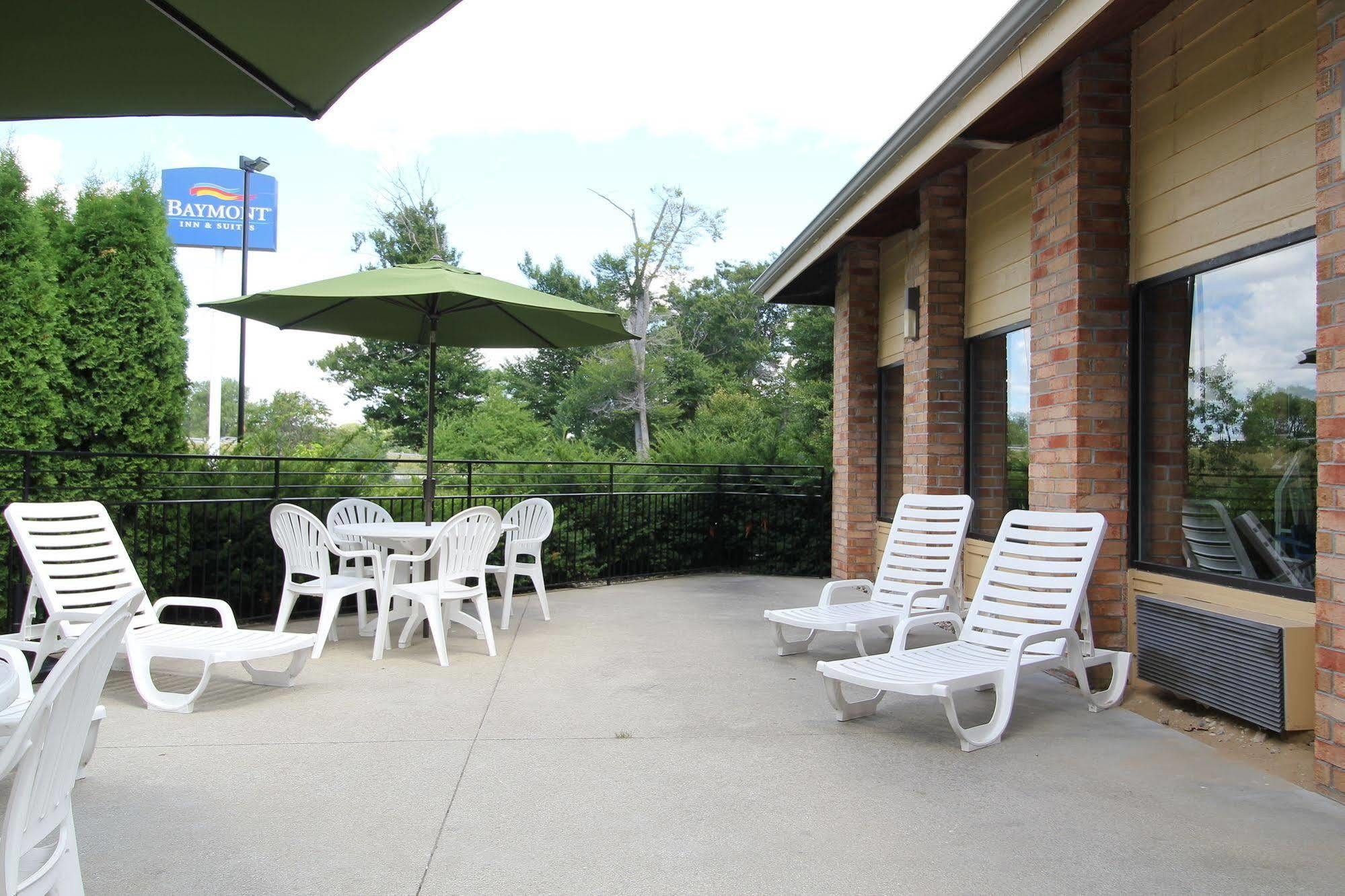 Baymont By Wyndham Muskegon Hotel Exterior photo