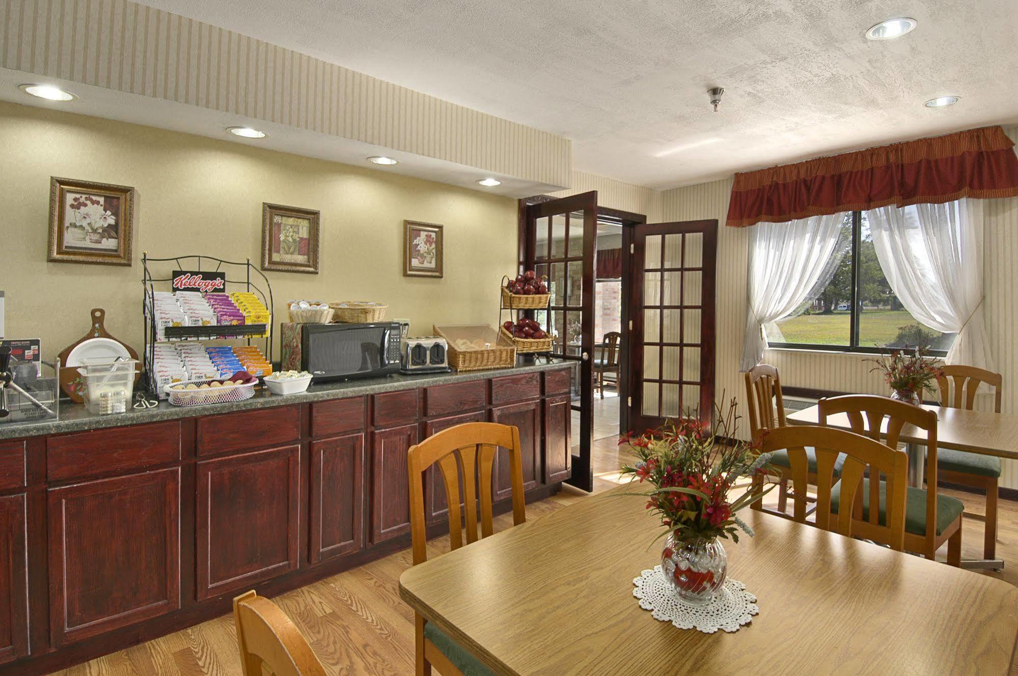 Baymont By Wyndham Muskegon Hotel Restaurant photo