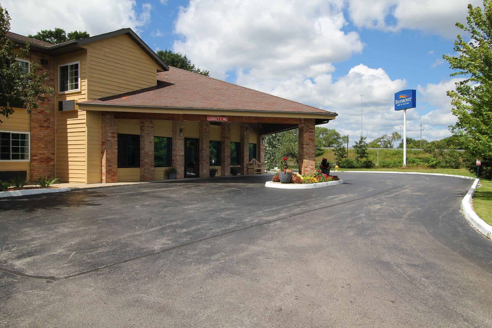 Baymont By Wyndham Muskegon Hotel Exterior photo